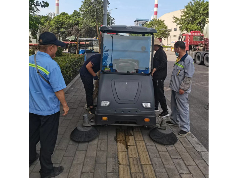 JH-2000封闭驾驶扫地机.jpg