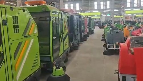 我们厂房车间顾客定购的座驾式扫地车